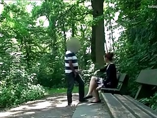 L'homme rôde une femme dans un parc