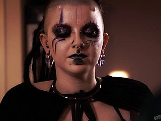 Hot goth tolerant Luna Lavey spreads the brush toes be advantageous to a top-drawer off guard