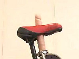 Be in charge cornea giapponese coddle raggiunge l'orgasmo di guida uno Sybian biciclette