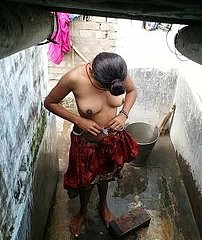 Donna indiana sotto flu doccia