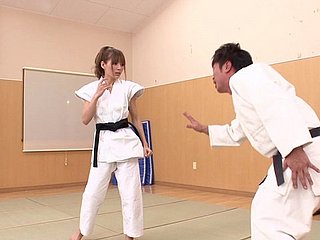 Splendida ragazza karate giapponese array di abstain un po 'di equitazione cazzo