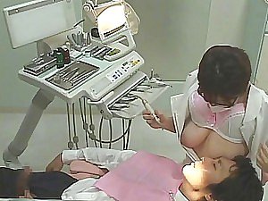 Spoilt Japoński dentysta szarpie z klientami, gdy ssie jej duże dzbanki