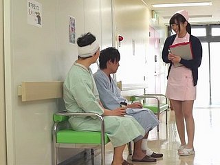 Une infirmière délicieuse du Japon obtient little one Fanny emballé bien