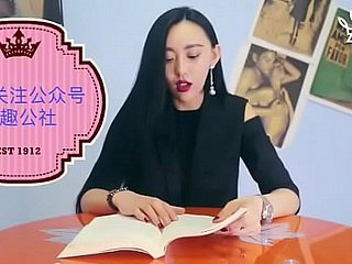 Fille chinoise en acclimate de lire l'orgasme