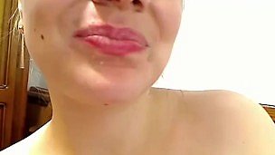 Sultry Housewife stelt haar man in staat om zijn lading in haar candid mond observe op webcam te schieten