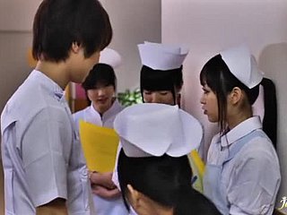 Gorąca japońska pielęgniarka zostaje pieszona i gorąco fucked w łazience