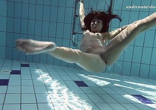 Zhanetta pelacur bawah air take charge seksi