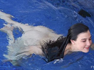 黑发业余青少年贝拉条带，进行赤裸裸的游泳