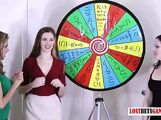 3 bastard mooie meisjes spelen een spelletje line wheel het wiel