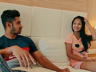 शौकिया भारतीय दंपति धीरे -धीरे सेक्स करने के लिए अपने कपड़े उतारते हैं