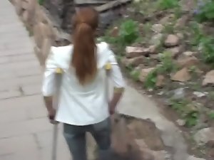 Amputado menina chinesa descer escadas com muletas