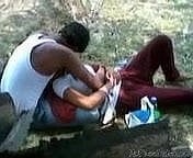 Indian Explicit permitir jogar seu amante com seus peitos em um parque