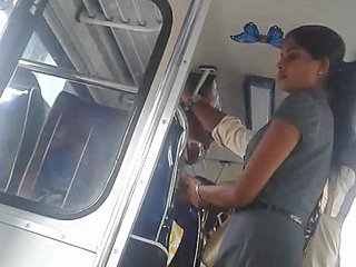 Sri Lanka nuisance bonito escritório menina em ônibus