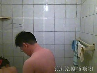 私の妻をビデオテープに録画し、私は浴室でセックスをして