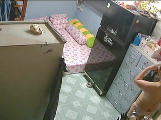 الأمن غير مضمون Camera- الأم والابنة بعد حمام