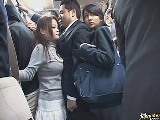 Nghịch ngợm Châu Á Schoolgirl Đưa ra một Blowjob Beside Eradicate affect đông đúc xe buýt