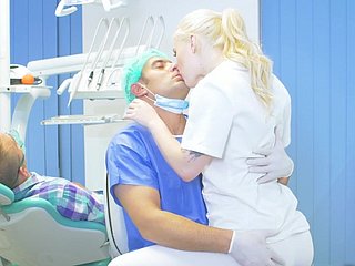 le sexe fantastique avec le médecin pendant le traitement de petit ami