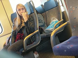 Meisje op trein geschokt ingress dikke bult